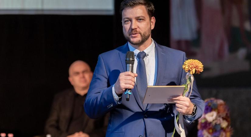 Kiadták az adatokat, 53 millió forint közpénzbe került, hogy a hírhamisító Papp Dániel négy „tanulmányútra” menjen a barátaival