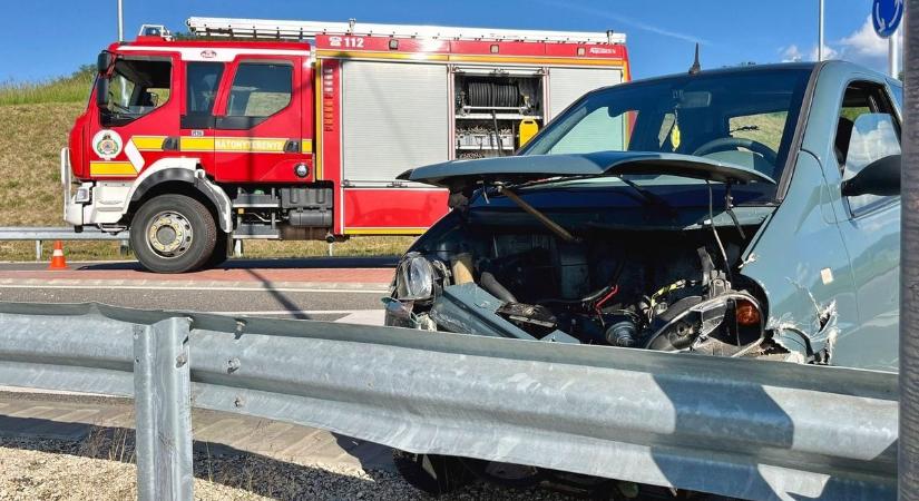 Baleset az extrém hőségben: szalagkorlátnak csapódott egy autó, sávlezárás van a 67-esen