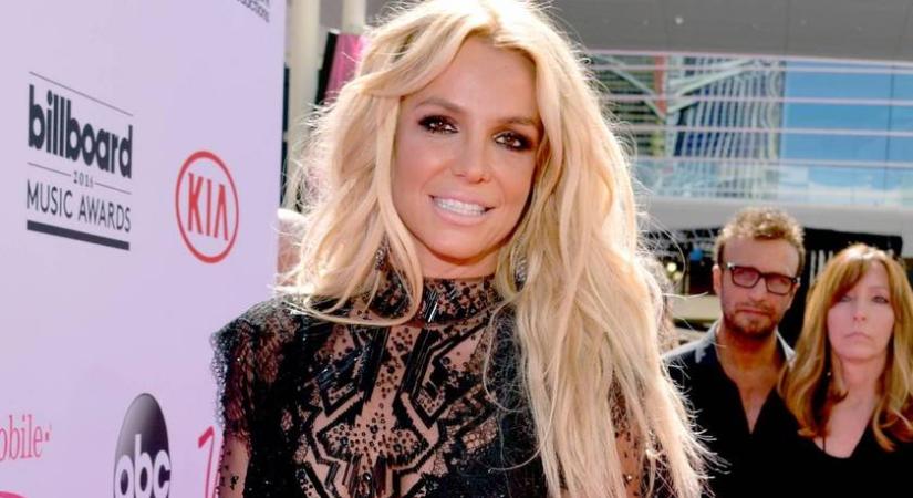 Britney Spears felnőtt fiai a párizsi divathéten: piszkosul jóképű modellek a kifutón