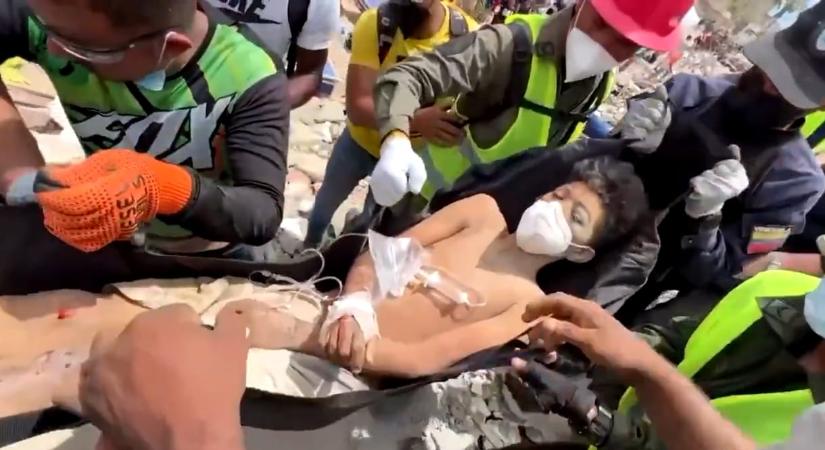 Videó: négy nappal a földrengés után sikerült kimenteni egy apát és a fiát a romok közül Venezuelában
