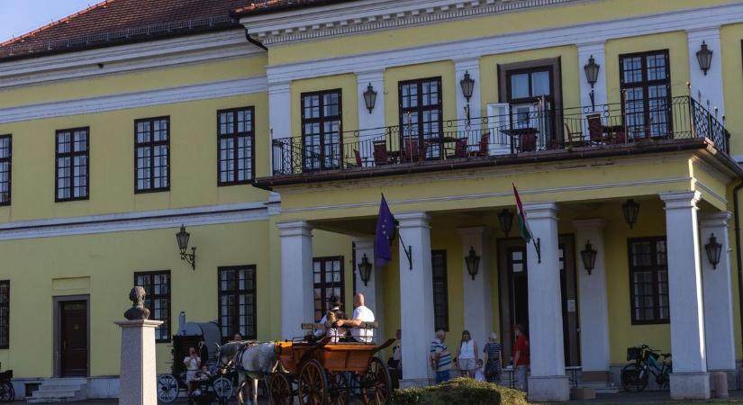Megnyitott a hajdú-bihari kastély eddig titkos része! Szellemek helyett valami sokkal jobb van odalent – fotókkal, videóval