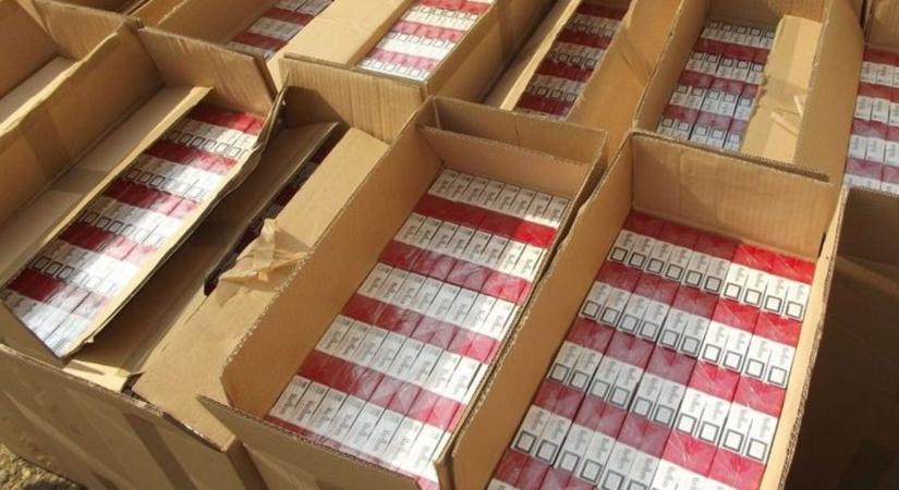 Lebukott a bolgár kamionos: kétezer doboz csempészcigarettát rejtett a rakomány