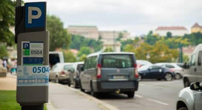 Új korszak kezdődik a budapesti parkolásban: júliustól kizárólag mobilos fizetés marad