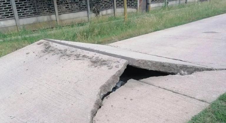 Felpúposodott beton, járhatatlan utak, megolvadt villamossín – semmit nem kímél a pokoli hőség