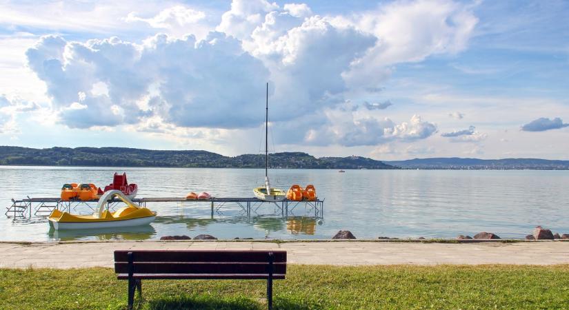 Nagy a baj, ebben a pillanatban jött a drámai hír a Balatonról: veszélyben a fürdőzők?
