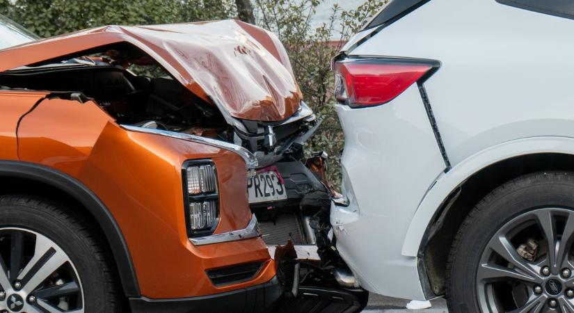 Totálkárra tört autók: így néz ki a debreceni parkoló az ittas sofőr után