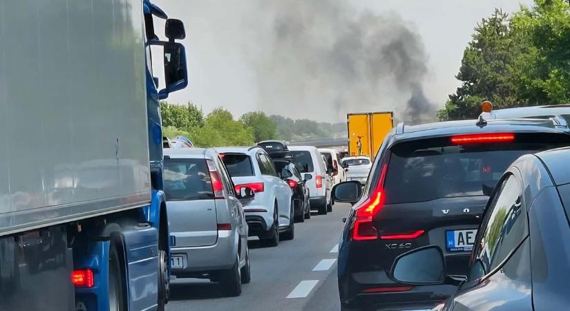 Videón a lángoló M7-es: még az aszfalt és a tábla is megolvadt a pokoli tűzben