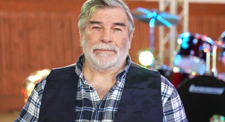 Megsérült Vikidál Gyula: bekötött kézzel tűnt fel a színész – fotó