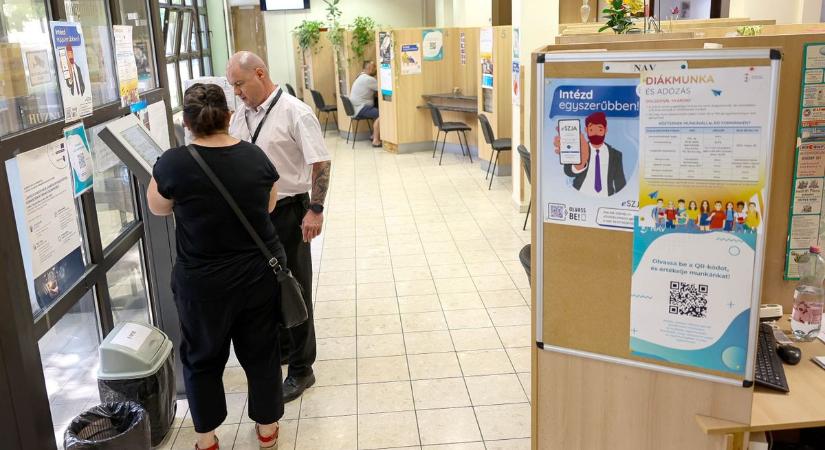 Több NAV-iroda délben bezár, a klimatizált ügyfélszolgálatok azonban menedéket is nyújtanak