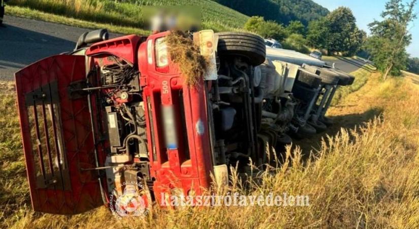 Nagy volt a baj a zalai úton – felborult kamionhoz riasztották a tűzoltókat