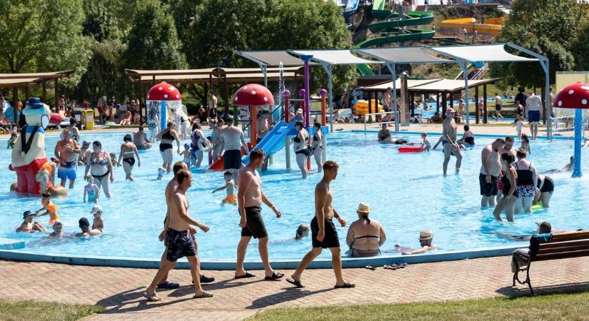 Brutális tömeg a hőségben Zalaegerszegen: rekordot döntött az AquaCity a hétvégén (galéria)