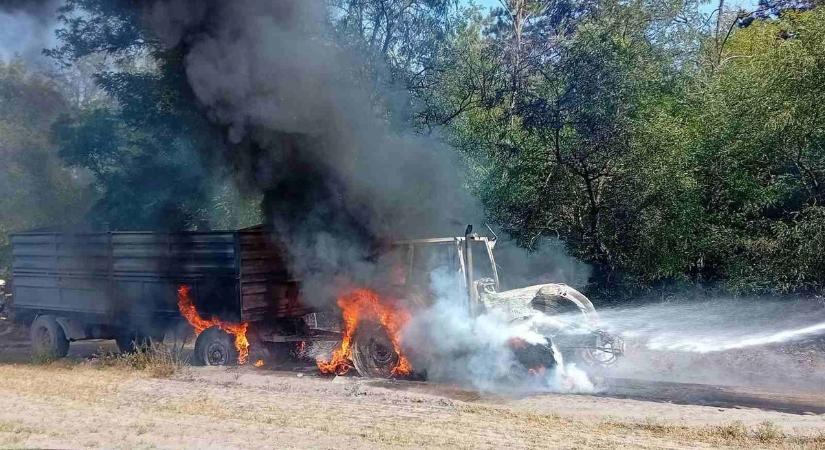 Drámai a helyzet: kigyulladt egy munkagép Kishajmásnál, a tarlóra is átterjedt
