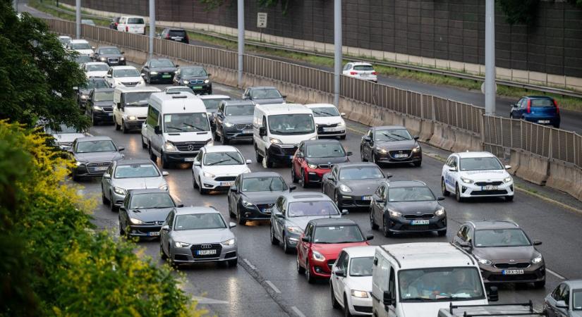 Öt hónapja maradt több tízezer autósnak a rendszámcserére