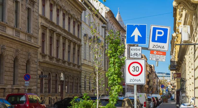 Július 1-től gyökeresen megváltozik a parkolás: drágulnak a díjak, eltűnnek az automaták, így tudnak fizetni az autósok