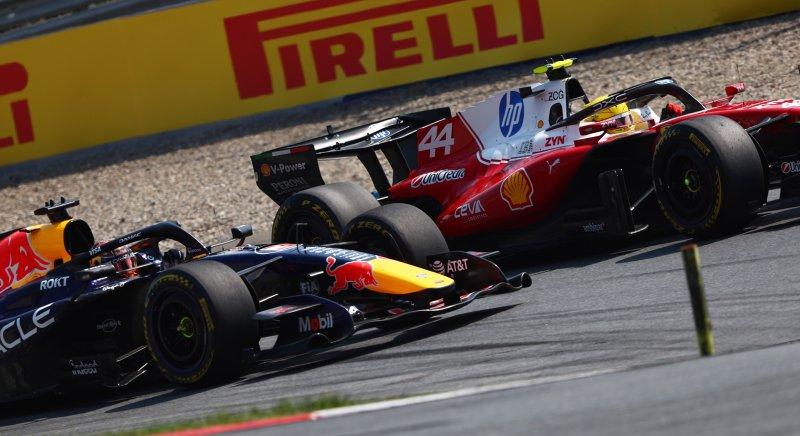 „Nem számíthatsz rá, hogy kívülről megkerülsz egy bajnokot” – Hamilton a Verstappen-csatáról