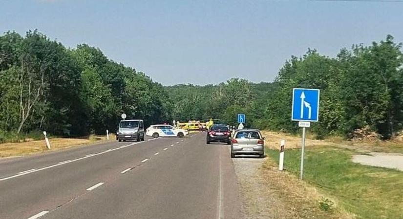 Frontálisan ütközött két autó, többen meghaltak