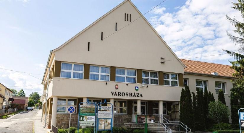 Órákon belül eldől háromezer településvezető sorsa – ennyivel csökkenhet a polgármesterek fizetése