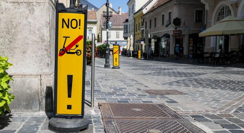 Új táblák Győrben - Kitiltották a rollereseket a belvárosból - fotók