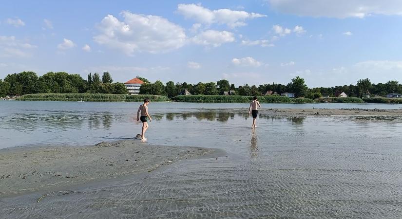 Megdöbbentő fotók: sziget született a Balatonban – a szárazság miatt egyre nagyobb a homokpad Balatonfenyvesnél