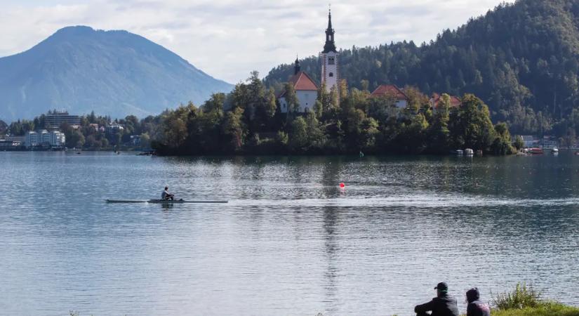 Elhagyta a látogatóknak kijelölt utat, onnan zuhant le a magyar gyerek a bledi vár közelében