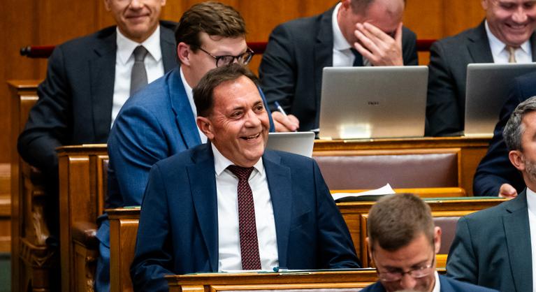 Pócs János monoklival a szeme alatt trollkodta meg a Parlamentből közvetítő Kontroll stábját