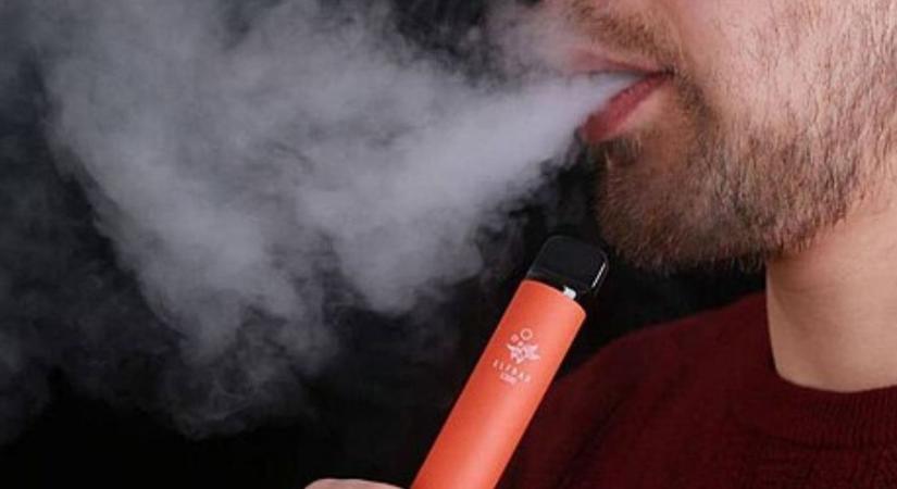 Hatalmas fogás: Elf Bar-díler bukott le, hamis ruhák, droggyanús anyag és illegális szeszfőzde is előkerült
