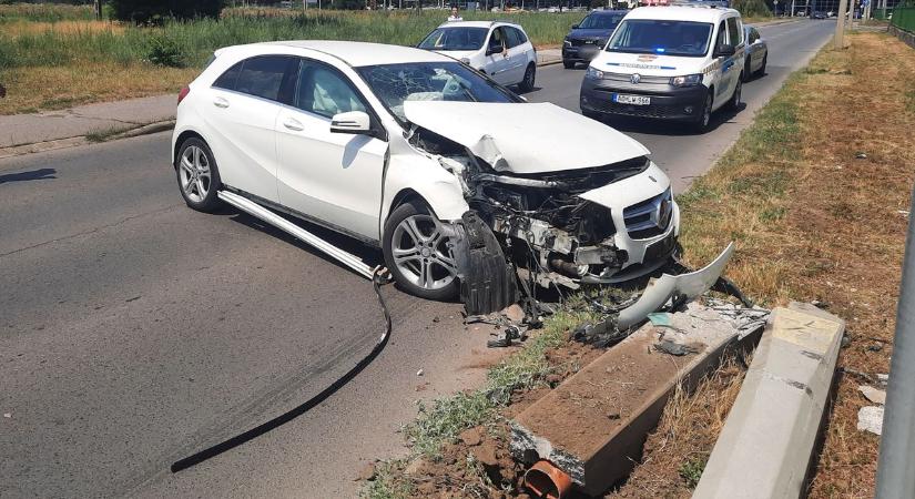 Hajszálon múlt a tragédia Nyíregyházán! Villanyoszlopnak csapódott egy luxusautó, az ok egészen elképesztő! (fotók)