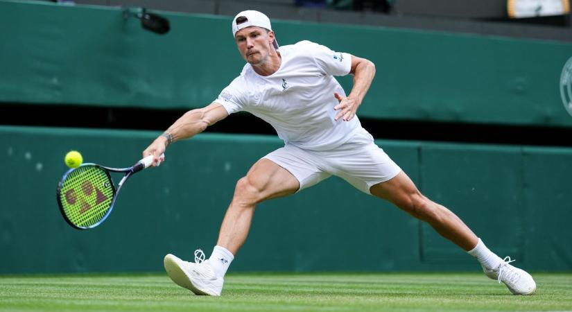 Ellenfele feladta, Fucsovics továbbjutott Wimbledonban