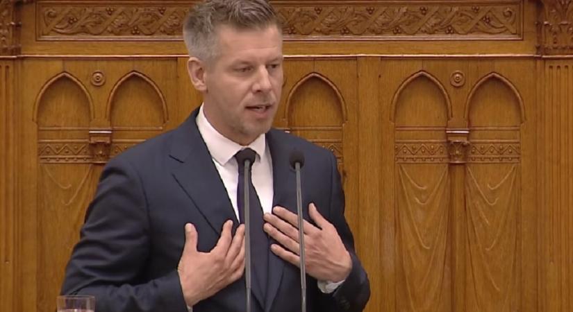 Magyar Péter hosszasan tömjénezte magát: nem lassít, őt bizony hajtja a tatár!