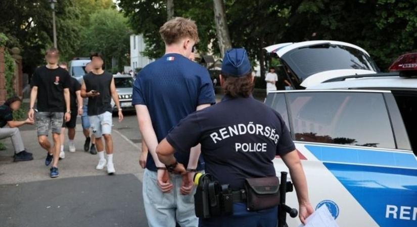 Megbilincselt tinit vezettek el a rendőrök a Balatonnál, a hétvégi razzia megdöbbentő képei