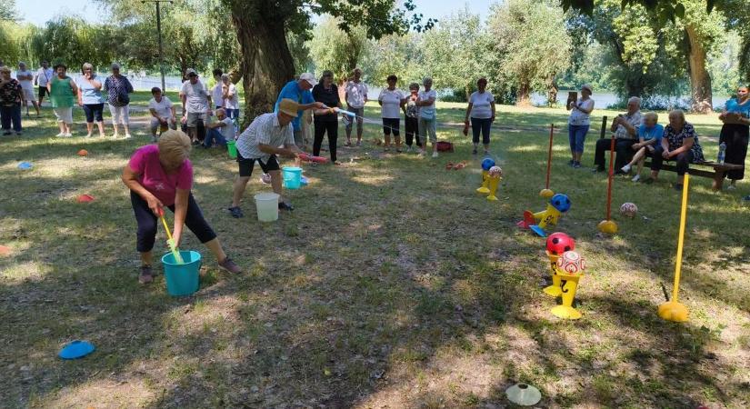 Idén is a Tisza-part mellett ünnepeltek a nyugdíjasok