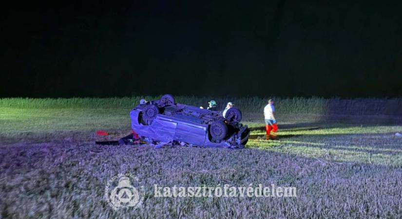 Felborult egy autó Tószegnél, a szántóföldön állt meg a jármű