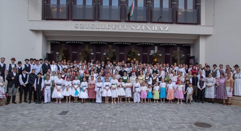 Nyolc évtized tánc, hagyomány és barátság: jubileumi gálán ünnepelt a Tisza Táncegyüttes (képgalériával)