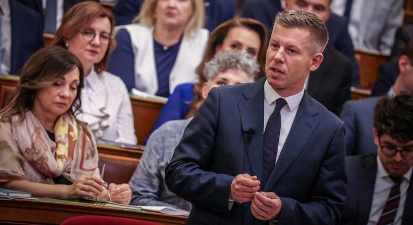 Megemlékezéssel kezdődött a parlament ülése, majd Magyar Péter értékelte a kormány első ötven napját