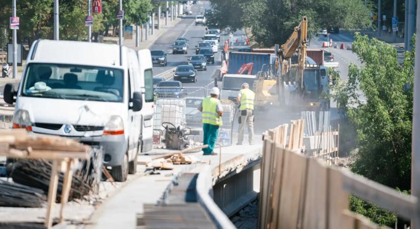 80 százalék felett a Flórián téri felüljárók felújítása, a kánikulában is dolgoznak