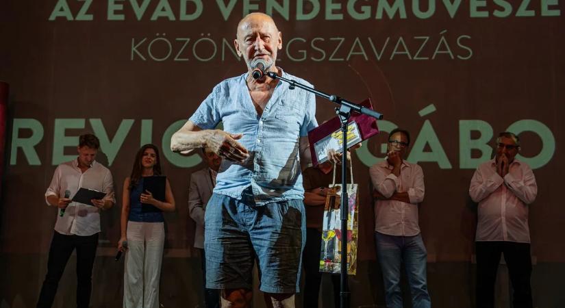 Megható pillanatok a Magyar Színházban: Reviczky Gábor újabb elismerésben részesült