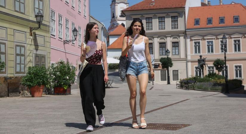 Velünk marad a forróság - Szerdáig meghosszabbították a harmadfokú hőségriasztást