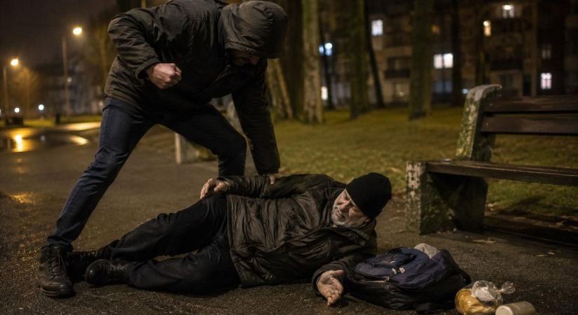 Brutális támadás a zalai városban – nem kímélte a támadó a beteg, bottal járó hajléktalant