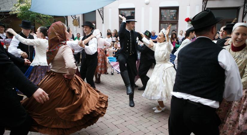 Fertőzés a lakodalomban, letarolta a vírus a násznépet, mindenki a vécére rohant a mulatság után