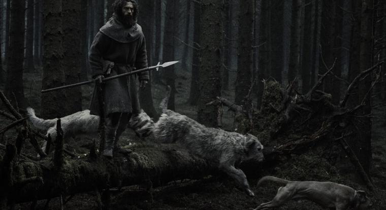 Farkasemberré változik Aaron Taylor-Johnson Robert Eggers új gótikus horrorjában - a Werwulf első előzetese sötét középkori rémálmot ígér