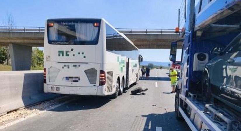 Helyszíni fotók: mentőhelikoptert riasztottak az M1-eses buszbalesethez