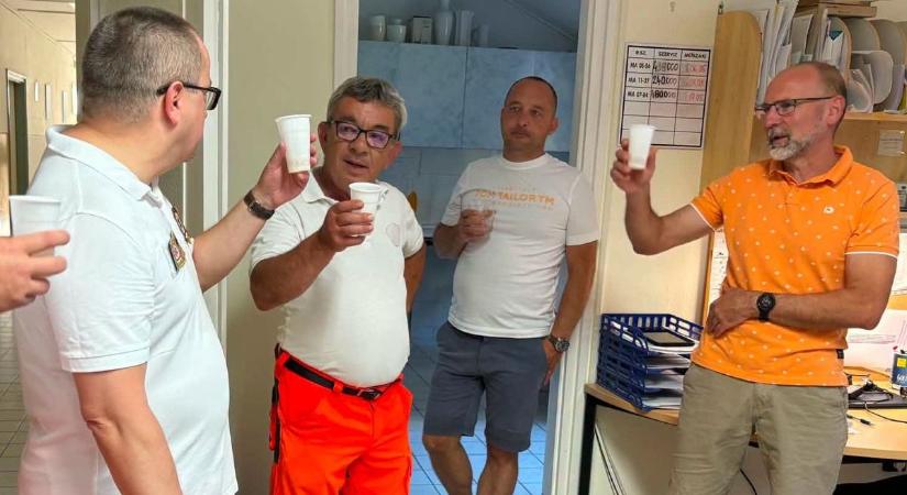 Utolsó szolgálatát teljesítette az ajkai mentőtiszt, megható búcsút vettek tőle kollégái