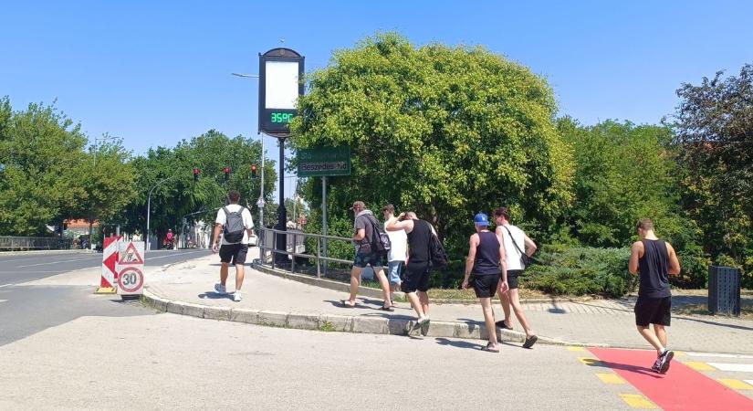 35 fokot mutatott a kijelző Siófokon, tovább apad a Balaton – a parton az árnyék lett a legértékesebb hely