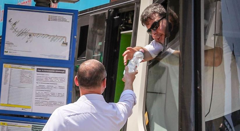 Hőségriadó van érvényben, Miskolcon is osztották a vizet a túléléshez