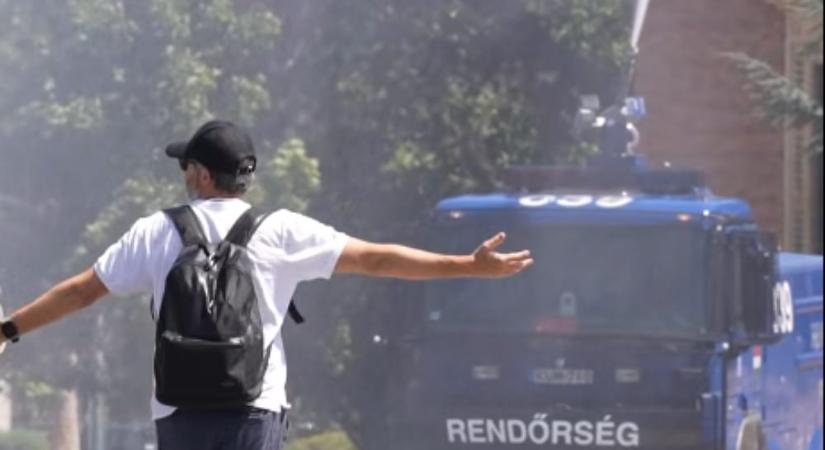 Videó: vízágyút vetett be a rendőrség a Hősök terén a hőség ellen