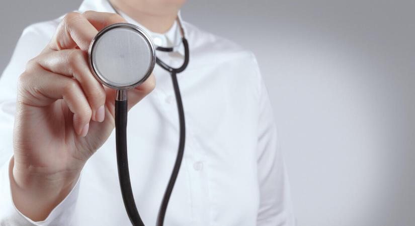 Hálapénzt fogadhatott el az orvos, lecsapott a rendőrség