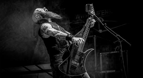 Így kötöttünk ki a Drowning Pool turnébuszában – exkluzív kulisszák mögötti riport C.J. Pierce-szel
