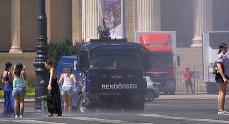 Tömegoszlatásra használt vízágyúkkal küzd a rendőrség a Hősök terén a hőhullám ellen