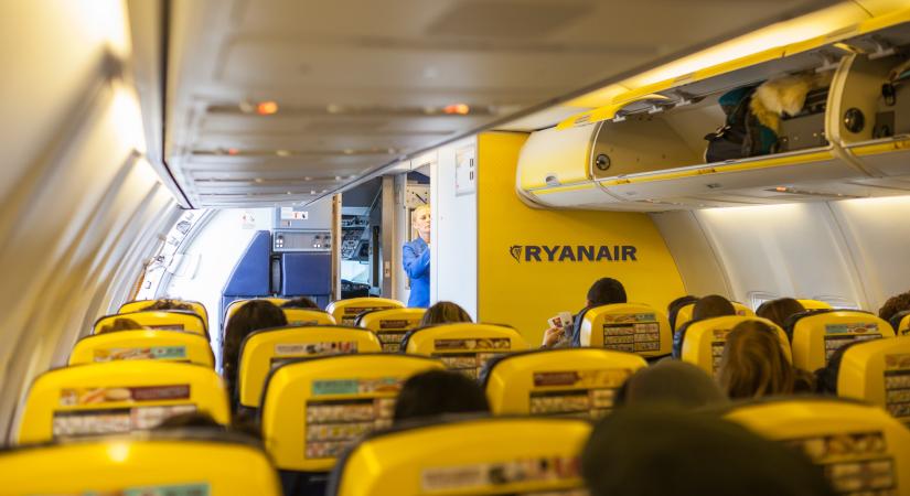 Pert vesztett a Ryanair, vége a méregdrága különdíjaknak