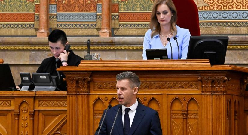 Videón, ahogy Forsthoffer Ágnes elveszi a szót Magyar Pétertől a Parlamentben